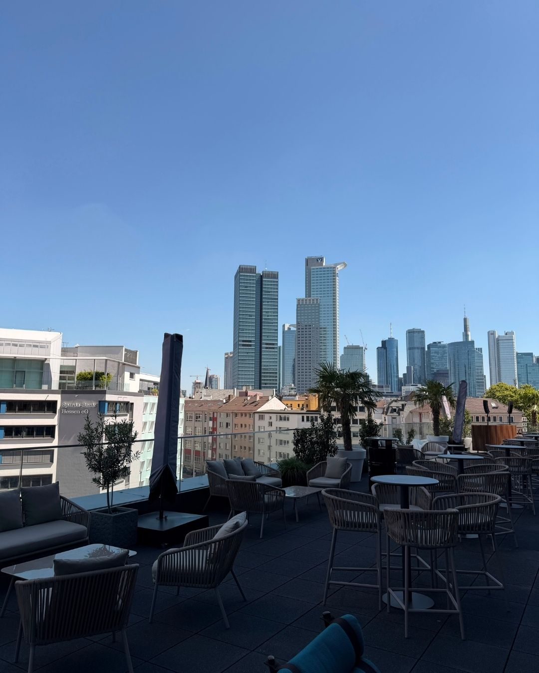 Terrasse der Oaks Rooftop Bar in Frankfurt