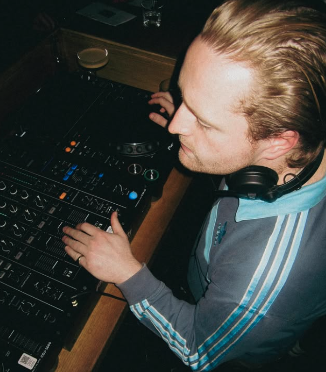 DJ o.malli am Mischpult