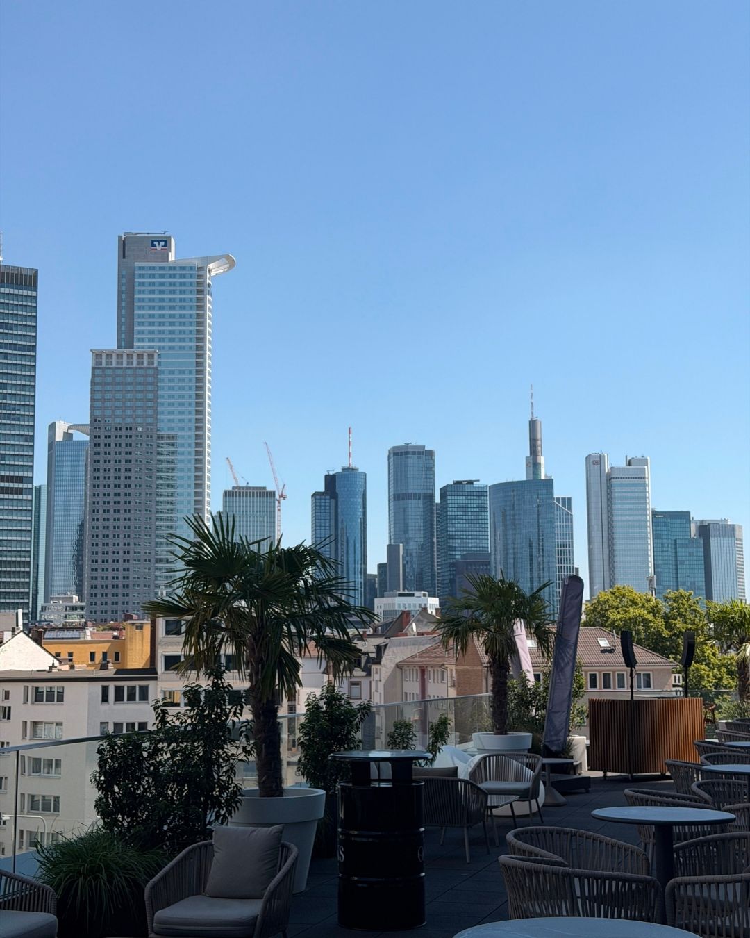 Blick von der Oaks Rooftop Bar auf die Frankfurter Skyline